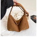 Grande borsa hobo in pelle scamosciata marrone opaco con tracolla regolabile - Marrone