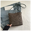 Crossbody leopard print suede bucket bag with a dark green leather shoulder strap - No Pendant / Green
