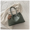 Sac fourre-tout vert foncé en similicuir avec boucle dorée et breloque ours - Avec Pendentif / Vert