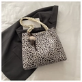 Modische Tote-Bag mit Leopardenmuster, cremefarbenen Trägern und Plüsch-Eisanhänger - Mit Anhänger / Weiß