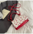 Dettaglio della borsa a tracolla bianca con stampa ciliegia su sfondo in tessuto bianco - Rosso