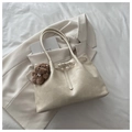 Sac fourre-tout beige en cuir élégant avec breloque ours en peluche et boucle métal - Avec Pendentif / Blanc