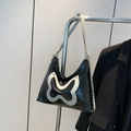 Glänzende schwarze Tote Bag mit weißem Schleifen-Patch und silbernem Kettenriemen - Schwarz