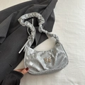 Silberne Metallic-Schultertasche mit Schmetterlingsdekor und plissiertem Trageriemen - Silber