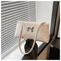Detalle del bolso bandolera blanco con lazo de metal plateado y textura de nube suave - Blanco