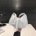 Bolso media luna blanco con diseño plisado, detalle de lazo y cremallera dorada - Blanco