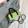 Sac cylindrique en nylon vert néon avec poignées noires et bandoulière en corde - Vert