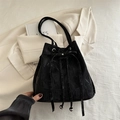 Schicke schwarze Beuteltasche mit Faltenstruktur, Kordelzug und silbernen Perlen - Schwarz