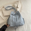 Hellblaue Beuteltasche in Faltenoptik mit Tunnelzug und Metallkugel-Anhängern - Blau