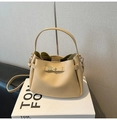 Elegante beige Lederbeuteltasche mit Litschi-Struktur, Goldschließe und Trageriemen - Khaki
