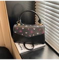 Borsa a tracolla in pelle nera con stampe floreali rosa e manico intrecciato - Nero