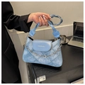 Dettaglio borsa celeste trama denim con catena a fiori argento e stampa fashion - Blu