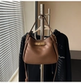 Braune Handtasche aus Leder mit Litschimuster, Goldschloss und Schultergurt - Braun