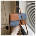 Details der farblich abgesetzten Minitasche aus braunem Kunstleder und blauem Denim - Hellbraun