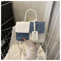 Detail der Kontrastnähte aus blauem Denim und weißem Leder an der kleinen Umhängetasche - Weiß
