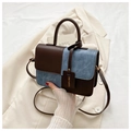 Detalle del bolso bandolera de patchwork en cuero marrón y tela vaquera azul con etiqueta - café