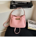 Rosafarbene Handtasche aus Leder mit Litschimaserung, Metallverschluss und Schultergurt - Rosa