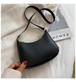 Minimalistische schwarze Hobo-Tasche mit Litschitextur und goldenen Reißverschlussdetails - Schwarz