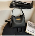 Elegante schwarze Handtasche aus Leder mit goldenem Drehverschluss und Schultergurt - Schwarz