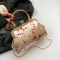 Borsa beige vintage con ricami floreali rossi e manico rotondo in metallo dorato - Rosso
