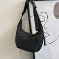 Bolso bandolera de media luna en nylon negro minimalista con correa ajustable y estilo casual - Negro