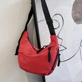 Bolso bandolera rojo minimalista en forma de luna con correa negra ajustable de mujer - Rojo
