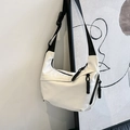 Bolso bandolera de nailon blanco en forma de media luna con correa negra y hebilla - Blanco