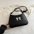 Sac à main élégant en cuir noir mat avec un nœud en métal argenté et une poignée fine - Noir