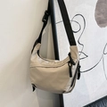 Bolso bandolera de media luna beige con correa ancha negra y tirador de cremallera - Caqui