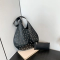 Borsa a secchiello hobo nera con occhielli in argento e piccola pochette abbinata - Nero
