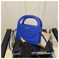 Detailansicht der Klein-blauen PU-Handtasche mit glatter Textur und verstellbarem Riemen - Blau