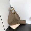 Secchiello cammello scuro con occhielli argentati e pochette coordinata in stile minimal - Marrone