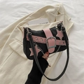 Sac sous le bras Y2K en denim noir et rose avec écusson étoile et chaîne en métal - Noir