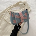 Sac sous le bras en denim Y2K avec bordure en cuir rose et broderie d'étoile - Bleu clair