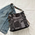 Borsa tote in tela nera con stampa di giornale e tracolla con lettere LOVE colorate - Nero