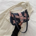 Sac bandoulière Y2K en jean avec étoiles roses et détails de chaîne métallique - Bleu foncé