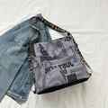 Borsa tote in tela con stampa di giornale grigia e spalline colorate con lettere LOVE - Grigio