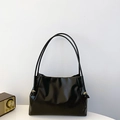 Sac à épaule minimaliste en cuir noir souple avec anneau doré et fines brides - Noir