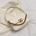 Elegante weiße Damen-Schultertasche mit Goldkette und Logo-Verschluss im minimalistischen Design - Weiß