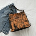 Borsa tote arancione alla moda con stampa giornale e tracolla larga LOVE - Marrone