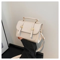 Détail du mini sac bandoulière blanc crème avec boucles dorées et bandoulière réglable - Blanc Cassé