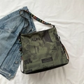 Borsa tote in tela verde scuro con stampa di giornale e tracolla LOVE colorata - Verde
