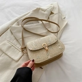 Bolso tipo silla de paja con bordado de flores y cierre dorado en un ambiente de estilo elegante - Caqui