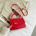 Bolso de mano rojo chic con cierre de solapa y detalles dorados en tela blanca - Rojo
