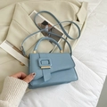 Bolso de mano en cuero PU azul claro con solapa asimétrica y hebilla de metal dorado - Azul