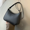 Klassische schwarze Halbmond-Schultertasche aus glattem Kunstleder mit goldenen Metallschnallen - Schwarz