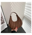 Dettaglio della trama a coccodrillo marrone scuro di una borsa a mezzaluna con fibbie oro - Marrone Scuro