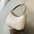 Elegante cremeweiße Crescent Hobo-Bag mit verstellbarem Riemen und goldener Hardware - Gebrochenes Weiß