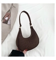 Sac hobo demi-lune marron avec gaufrage crocodile et bandoulière réglable élégante - café
