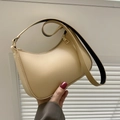 Minimalistische beige Leder-Halbmondtasche mit goldenem Reißverschluss für Damen - Khaki